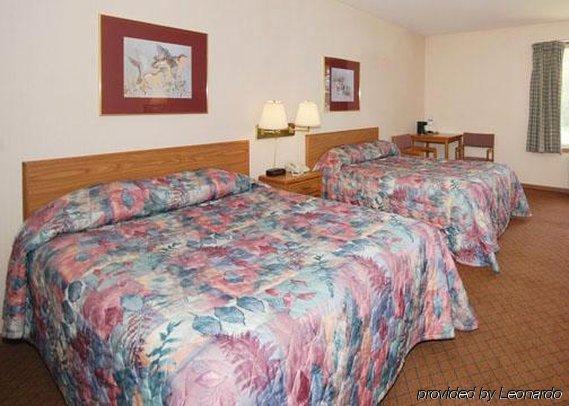 Econo Lodge Inn & Suites Меномоні Номер фото