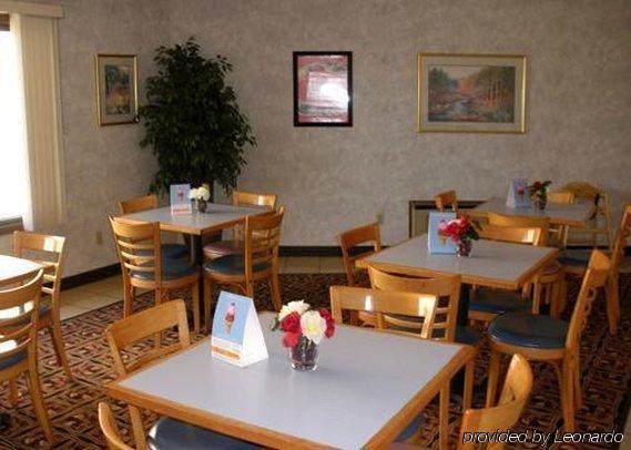Econo Lodge Inn & Suites Меномоні Ресторан фото