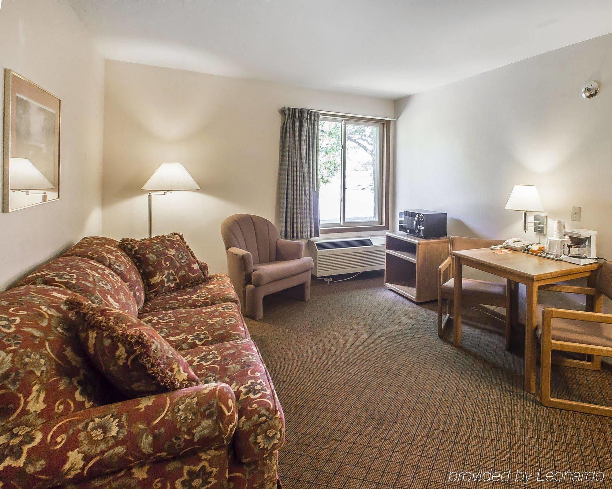 Econo Lodge Inn & Suites Меномоні Екстер'єр фото