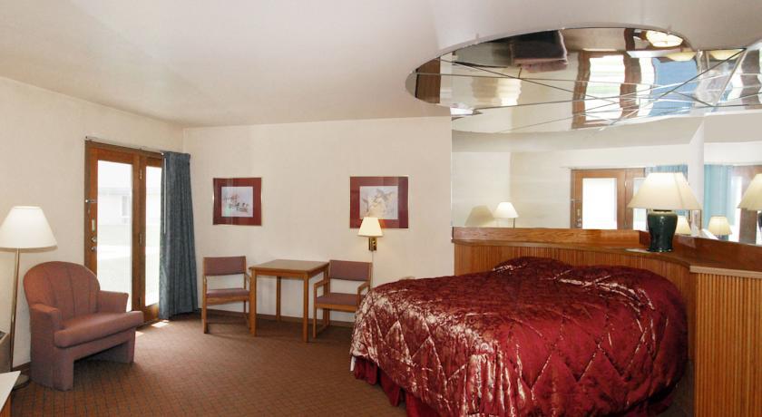 Econo Lodge Inn & Suites Меномоні Екстер'єр фото