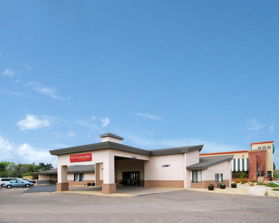Econo Lodge Inn & Suites Меномоні Екстер'єр фото