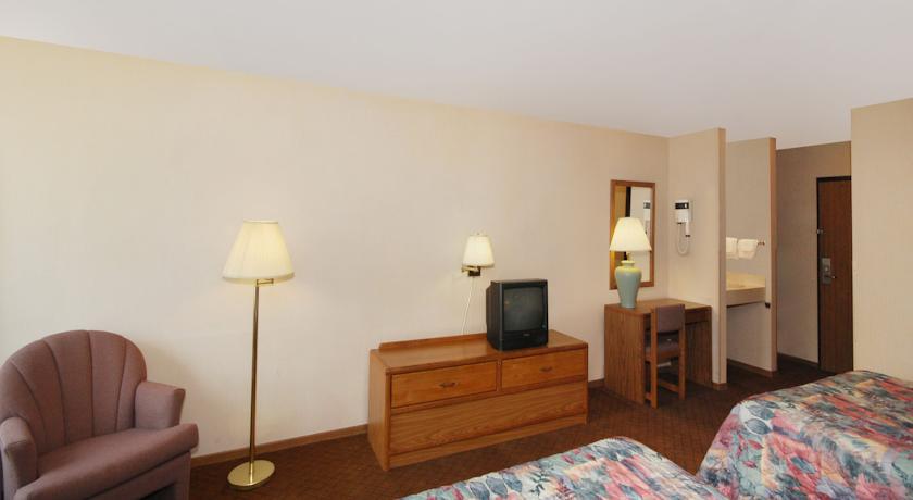 Econo Lodge Inn & Suites Меномоні Екстер'єр фото