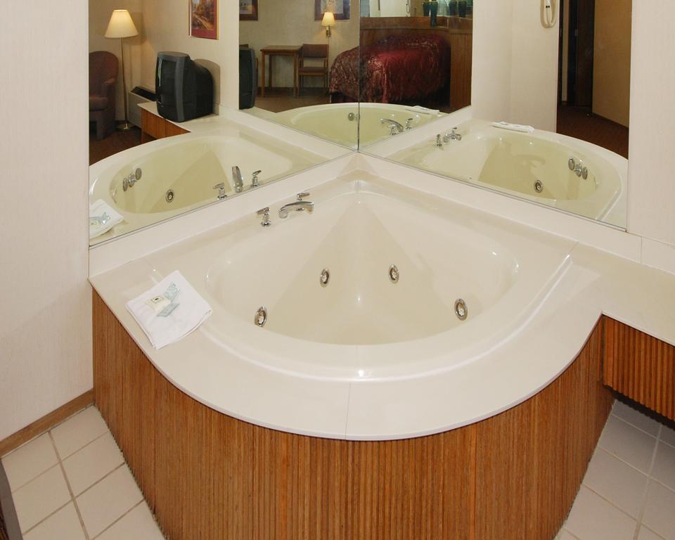Econo Lodge Inn & Suites Меномоні Екстер'єр фото